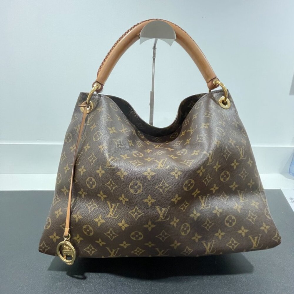 Louis Vuitton Artsy MM Monogram Shoulder Bag with Bag Charm (JB1298)